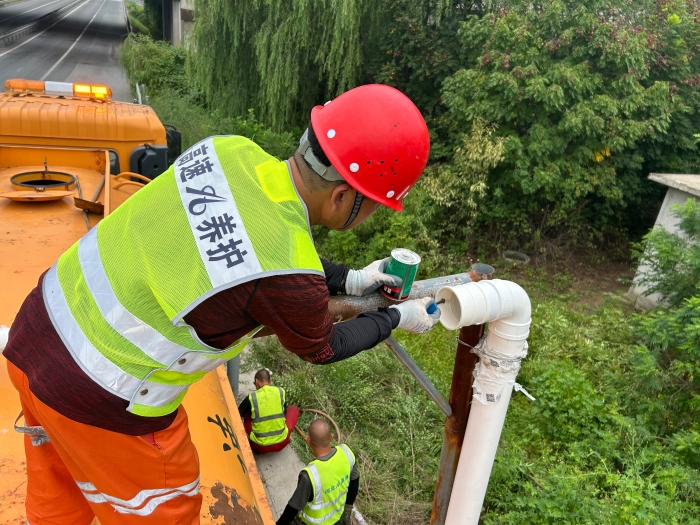 张家口分中心涞水西养护队紧急维修洒水车注水管道2